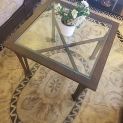 BEUTIFUL / EXCELLENT CONDITION  CENTRAL / END TABLE, MADE WITH METAL AND GLASS, BEAUTIFUL.  $25