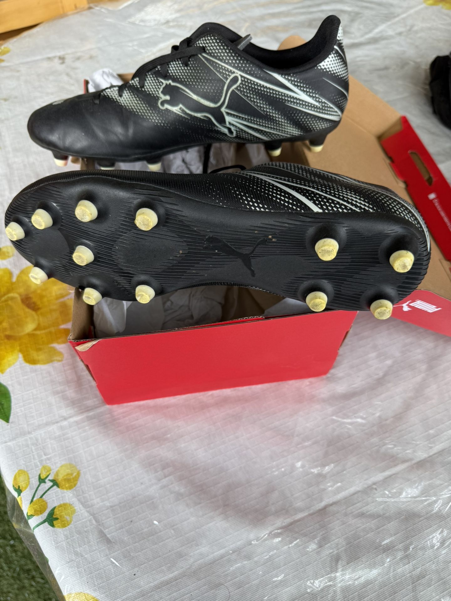 Size 9 Puma Soccer Shoes