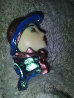 A VINTAGE Lady In Blue Hand Painted Lady Head Brooch 1980's
