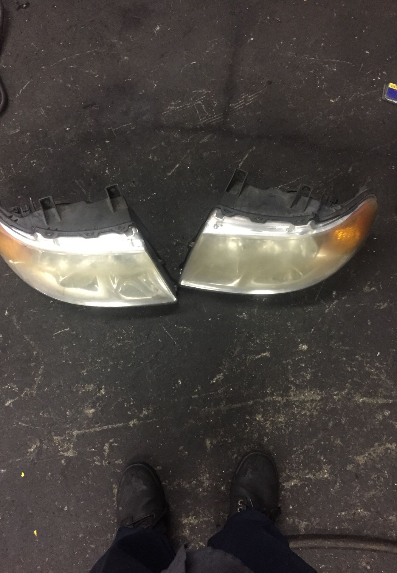 04 Ford expedición head lights 50 for 2
