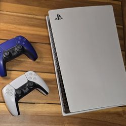 Digital PS5 + Two controllers