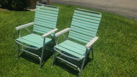 2 foldable patio chairs