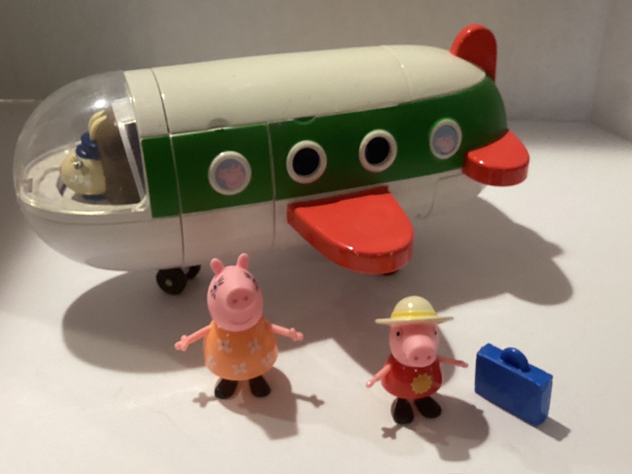 Peppa Pig's Holiday Plane Figure Playset - Luggage Mom & Peppa Working Condition.