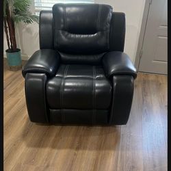 Black leather sofa’s recliners