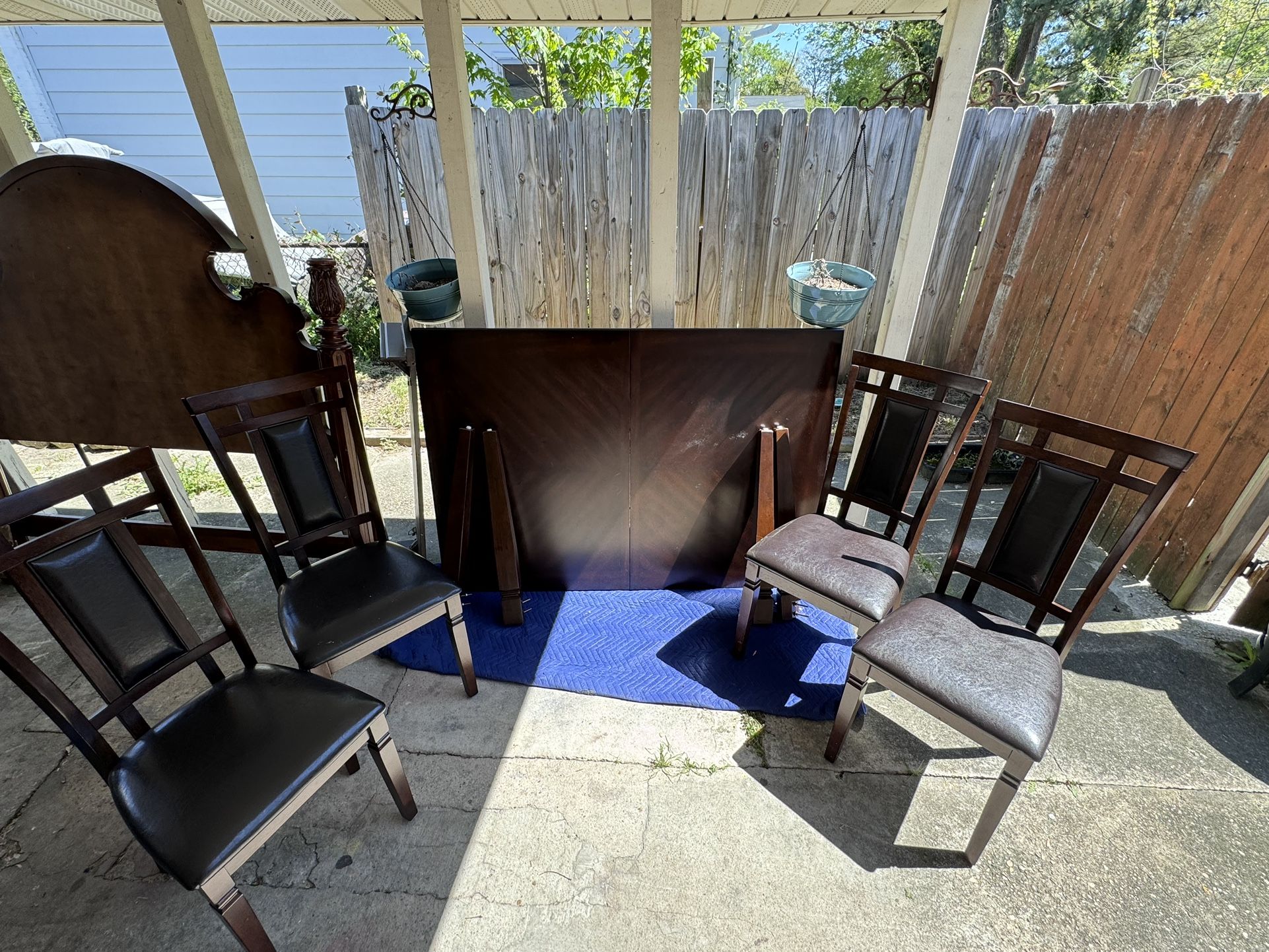 Mahogany Wooden Dining Room Table w/4 chairs 