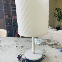 Brand new, Artistic design，simple and elegant desk lamp.