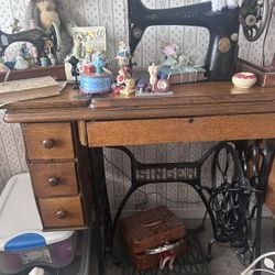 Singer Sewing Machine In Auburn. 