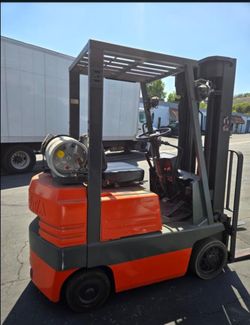 Toyota forklift 3000lbs 3 stage with two propane tanks