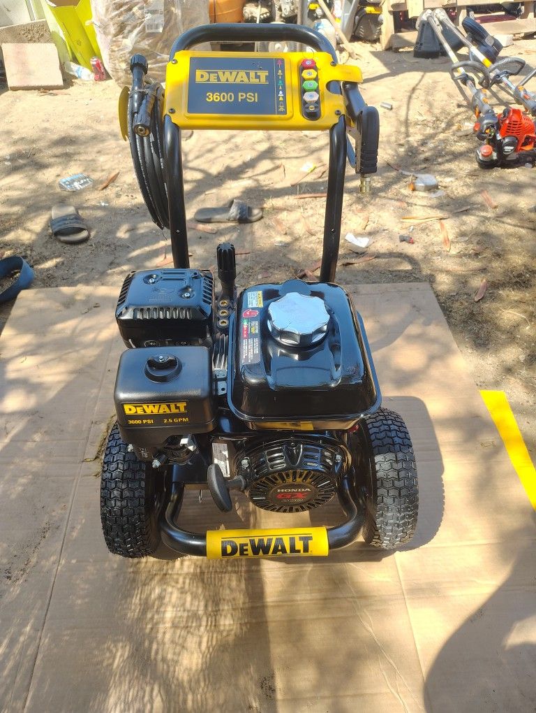 Dewal 3600 PSI 2.5 GPM Cold Water Gas Professional Pressure Washer with HONDA GX200 Engine