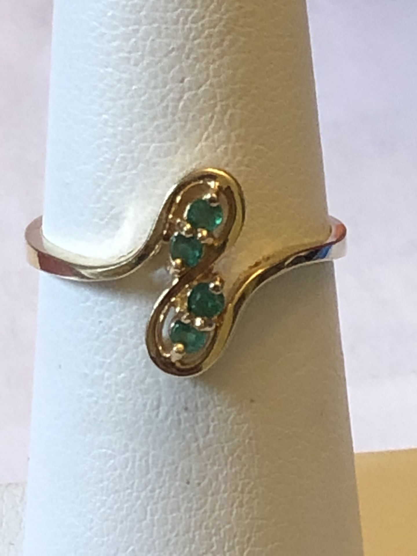 10k yellow gold ring,green stone,2.07 grams, size 6.5, please look at all pictures for more details