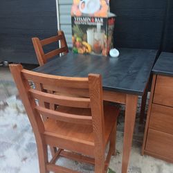 Table Tow Chairs 