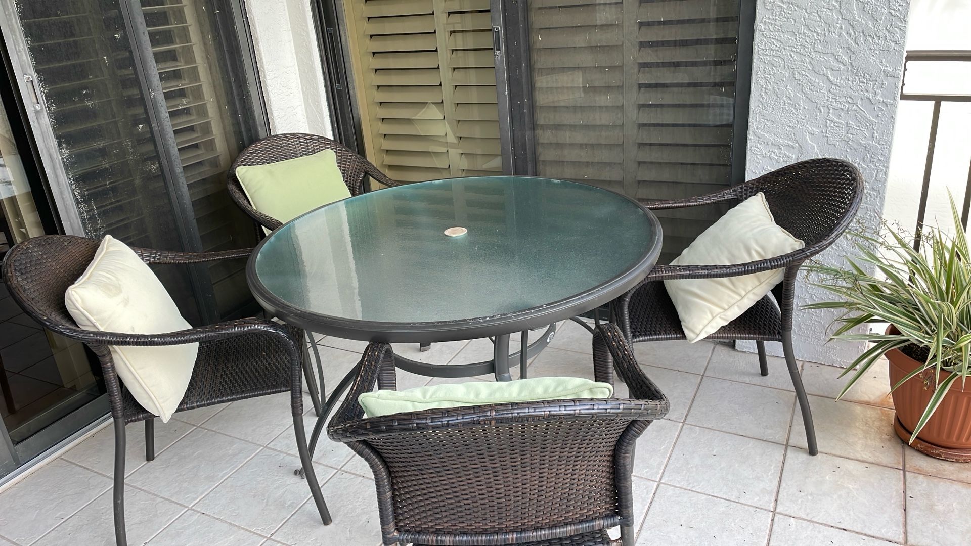 Hampton Bay Patio Table And 4 Chairs