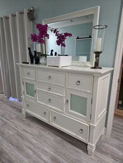 Ashley Prentice Dresser/2 night stands and free king size bed no mattress.