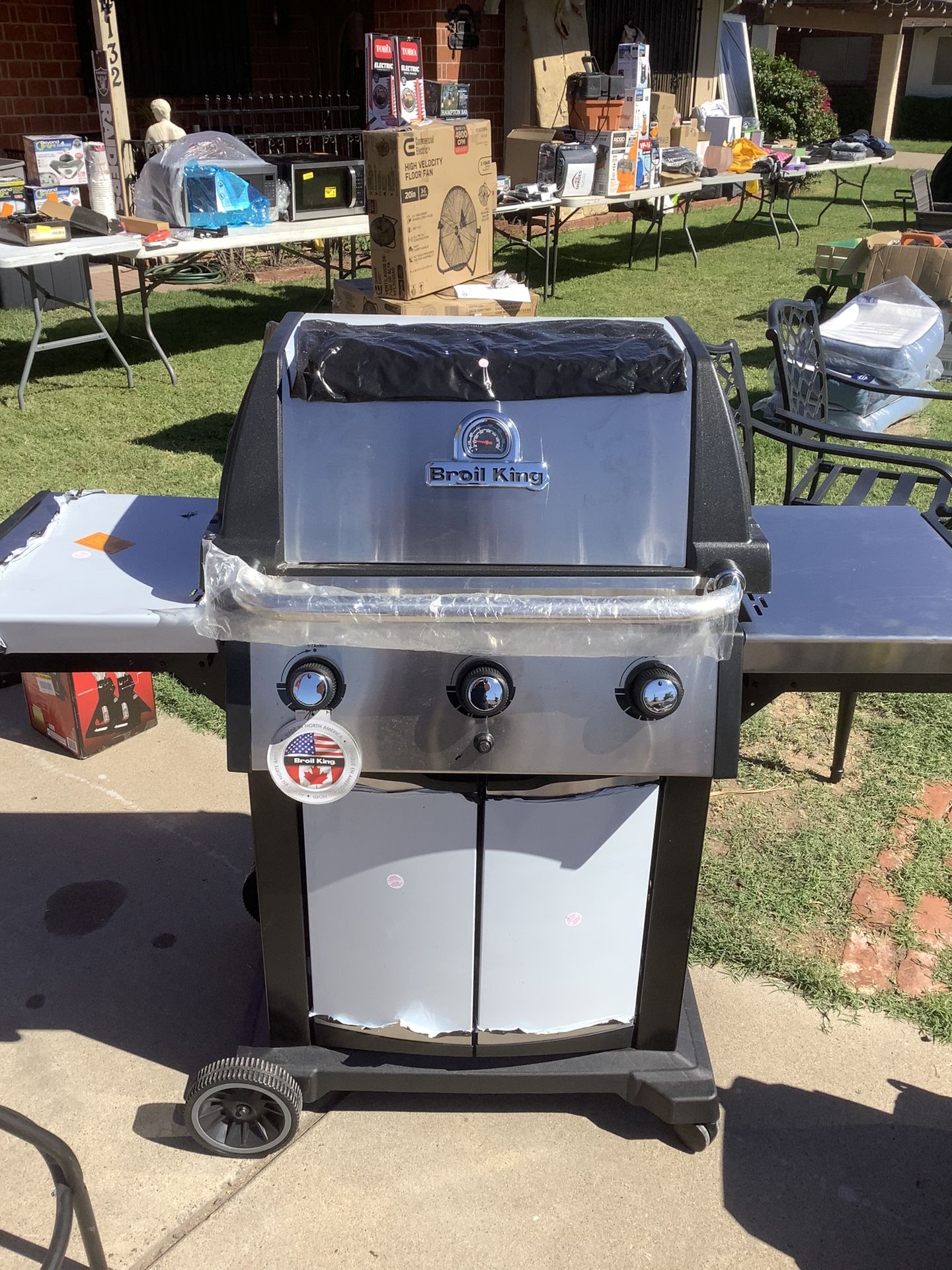 New Broil King BBQ Propane Gas Grill