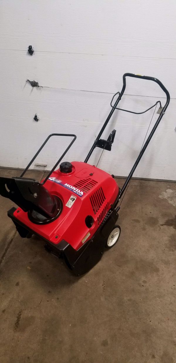 Honda HS520 4 Stroke Snowblower . In excellent working condition for