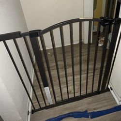 Childproof/dog proof Entryway Gate