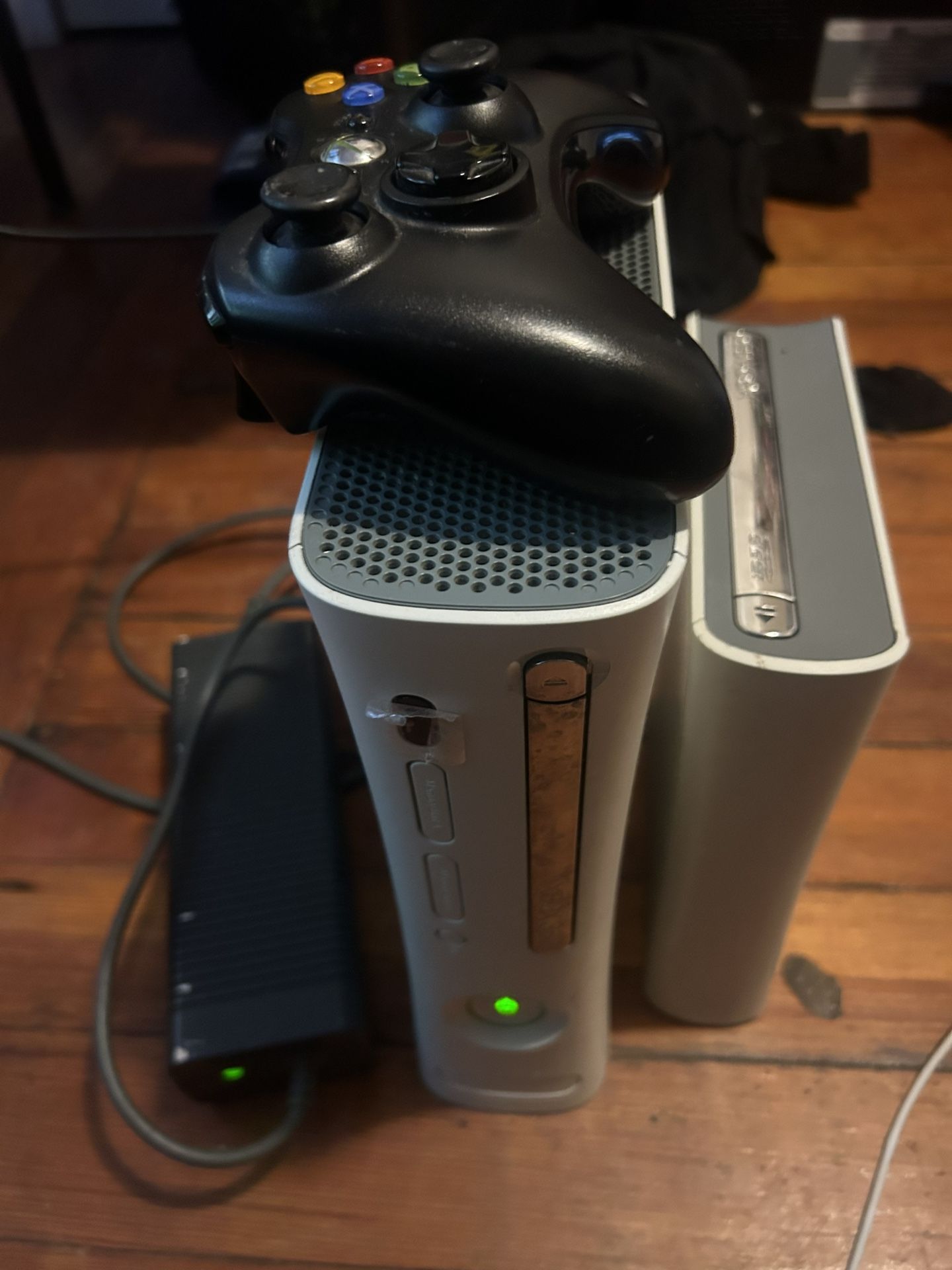 XBOX 360 2 Controllers 4 Games