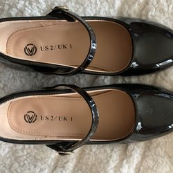 Girls patent leather shoes