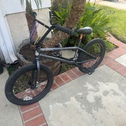 SE Racing Gaudium 20” BMX Bike. 
