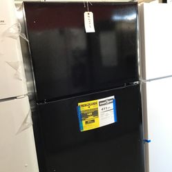 New Scratch And Dent Whirlpool 18.2 cu Ft Top And Bottom Fridge. 1 Year Warranty 