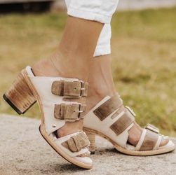 Freebird Quincy Tan and Cream Buckle Sandals Size 8