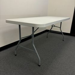 Plastic Rectangular Table 6 FT - Mesa De Plástico Rectangular 6 Pies