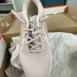 8.5 Nike Women Running Shoe Worn One Time 40.00$