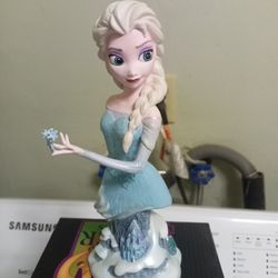 Disney Showcase Elsa Frozen Figurine