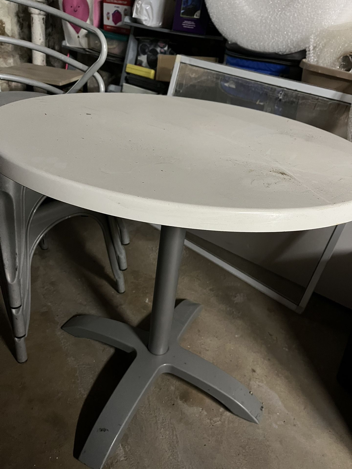 TABLE WITH METAL CHAIRS 