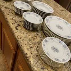 Noritake Violette 3054 China Set 