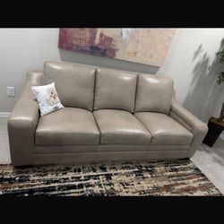 🛋️ *Rooms To Go Living Room Set – Like New –