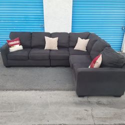 Modern sectional couch Gray, very nice