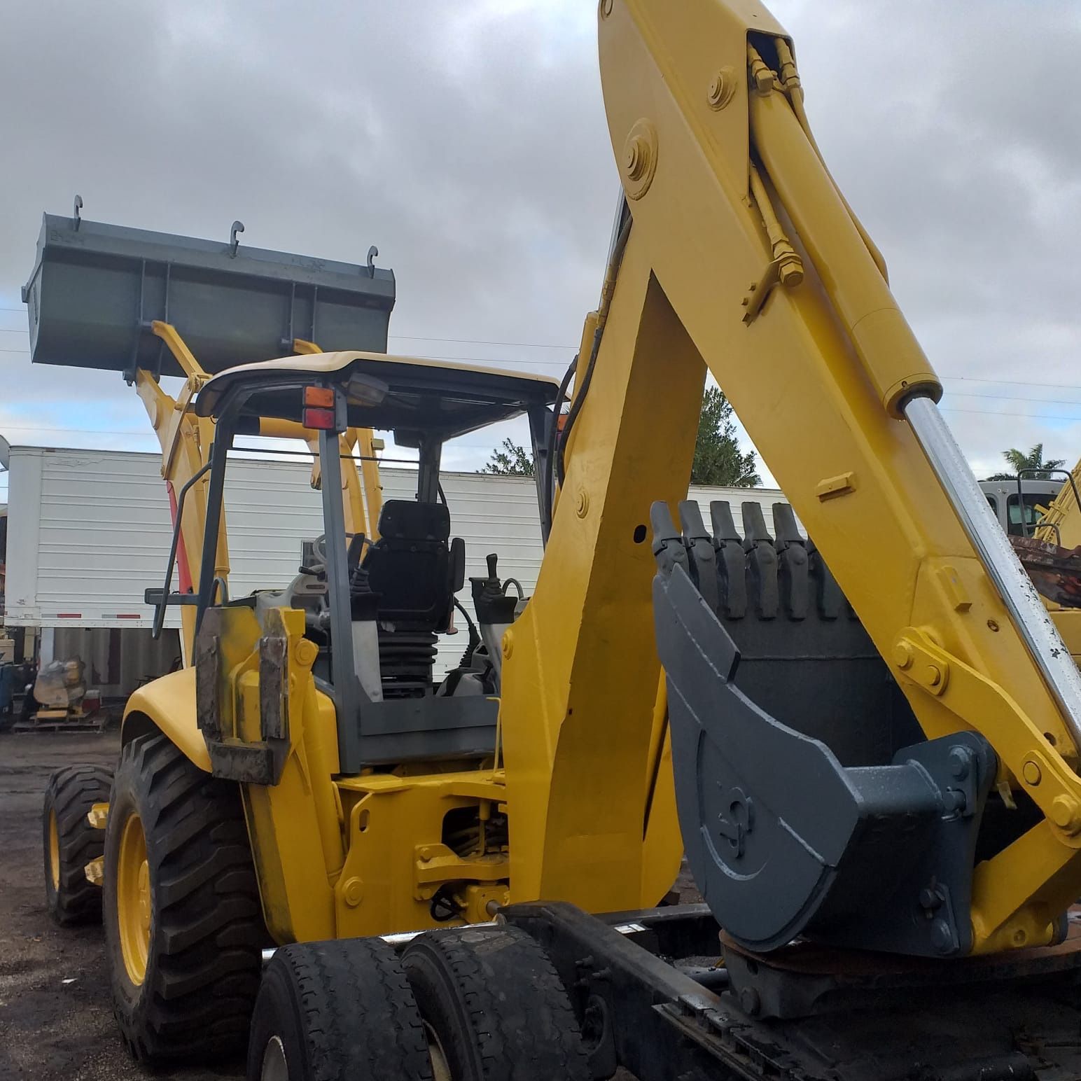 2009 Komatsu WB140-2N