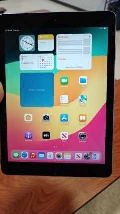iPad 6th Generation Like New 128GB And Case 