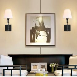 Bsmathom Paquete de 2 apliques de pared modernos para tocador de baño con pantalla de tela blanca y soporte de columna, lámpara de pared antigua para