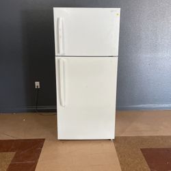 New Insignia Top Freezer Refrigerator‼️‼️