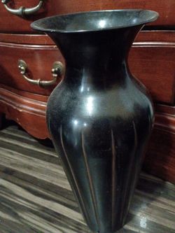 Flower pot really pretty to put flowers let me know $5