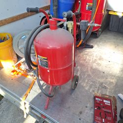 Central Pneumatic 40 lb. Pressurized Abrasive Blaster, model 68992