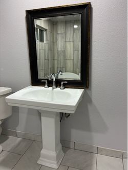 Traditional White Pedestal Sink.  Lavabo blanco con pedestal, NO incluye llave o espejo. $125 obo