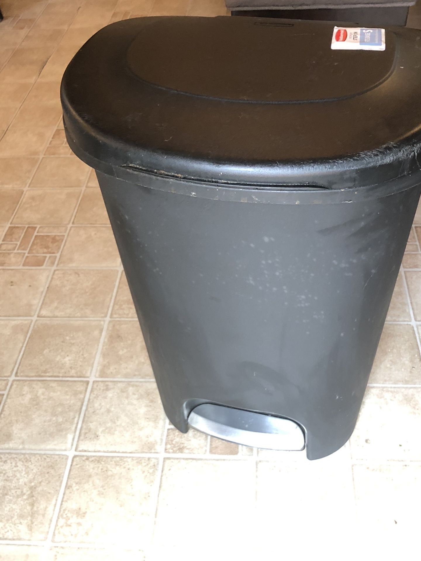 Rubbermaid Premium Step On Garbage Can 13 Gallons