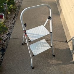 WHITE 2 STEP LADDER | COMPACT & CONVENIENT