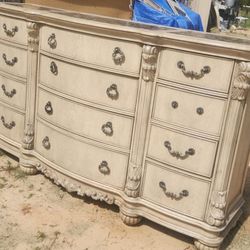 Nice DRESSER SET WITH MIRROR IN GOOD CONDITION 
