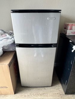Vissani Mini Fridge with Top Freezer