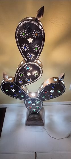 New Light Metal " Lighted Saguaro..
Indoor or Covered Patio
♧2 Bulbs Included♧
☆Delivery Available☆ "Antique Bronze"