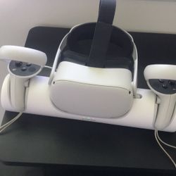 Oculus Quest 2 With Charging Station