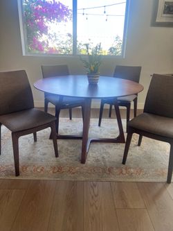 Modern Round Dining Table – Great Condition