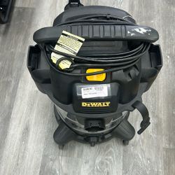 DEWALT VACUUM CLEANER