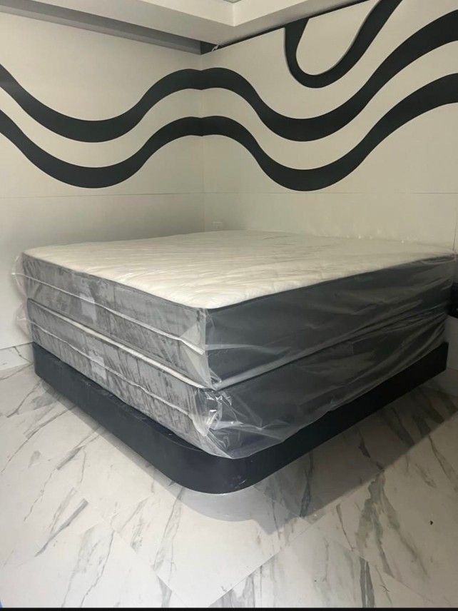MATTRESS KING SIZE NEW PLUSH AND BOX SPRING 2PCS OFFER DELIVERY