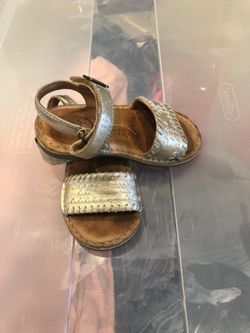 Stride Rite girls gold leather sandals size 7 toddler