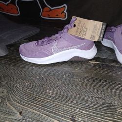 WOMEN NIKE LEGEND ESSENTIALS SZ 7 $40